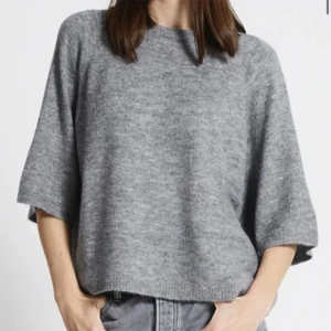 Stickad t-shirt - Säljer min helt oanvända stickade t-shirt från lager 157.