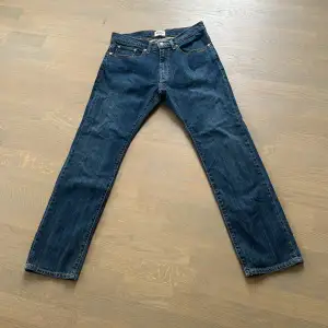 Blåa jeans märke Grant modell 504, Väldigt bra skick inga tydliga tecken på användning Regular fit