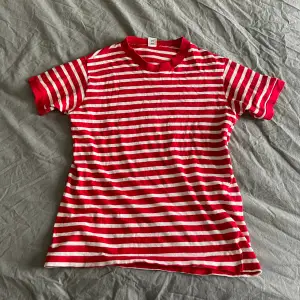 Asgullig randig t-shirt som är köpt på secondhand i Köpenhamn!! Säljer pga använder aldrig längre!! Oklar storlek men skulle säga typ S-M 🫶