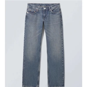 Weekday jeans  - Jag säljer mina superfina lågmidjade jeans från Weekday då dem tyvärr blivit för små för mig💗 Jeansen är använda fåtal gånger men har inga tecken på användning☺️Storlek 24/32, köpta för 590 Skicka privat för fler bilder💗🙌 Pris kan diskuteras🩷🙏