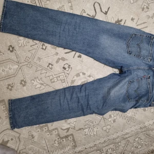 Levis Jeans  - Riktig sköna levis jeans 511. W32 L30. Originalpris 1 000 kr och skick 10/10 inte använda mkt alls då de inte passar mig helt. Priset kan sänkas vid en snabb affär!