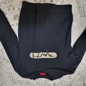 Oanvänd hugo boss tröja - En helt ny oanvänd hugo boss tröja. Storlek M men passar också S. Ny pris 1 500kr. Jag vill sälja den då den var är för liten för mig. Den har nästan aldrig använts. Priset kan diskuteras vid snabb affär