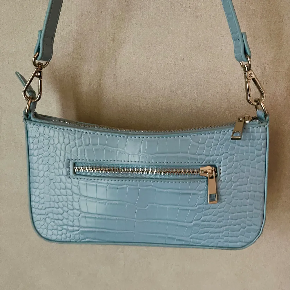 Jättefin blå handväska! Den är ganska liten och man har den på en axel. Säljer när den inte kommer till användning, helt oanvänd/nyskick💗. Väskor.