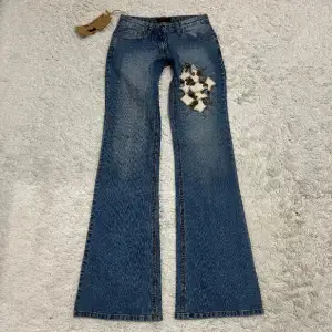 Lowrise och bootcut jeans, i perfekt skick 💕 Midjan är 72cm och innerbens är 88cm 🩶