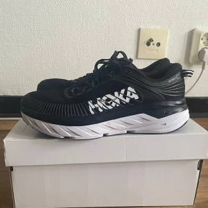 Hoka Bondi 7 - Använd men i bra skick.