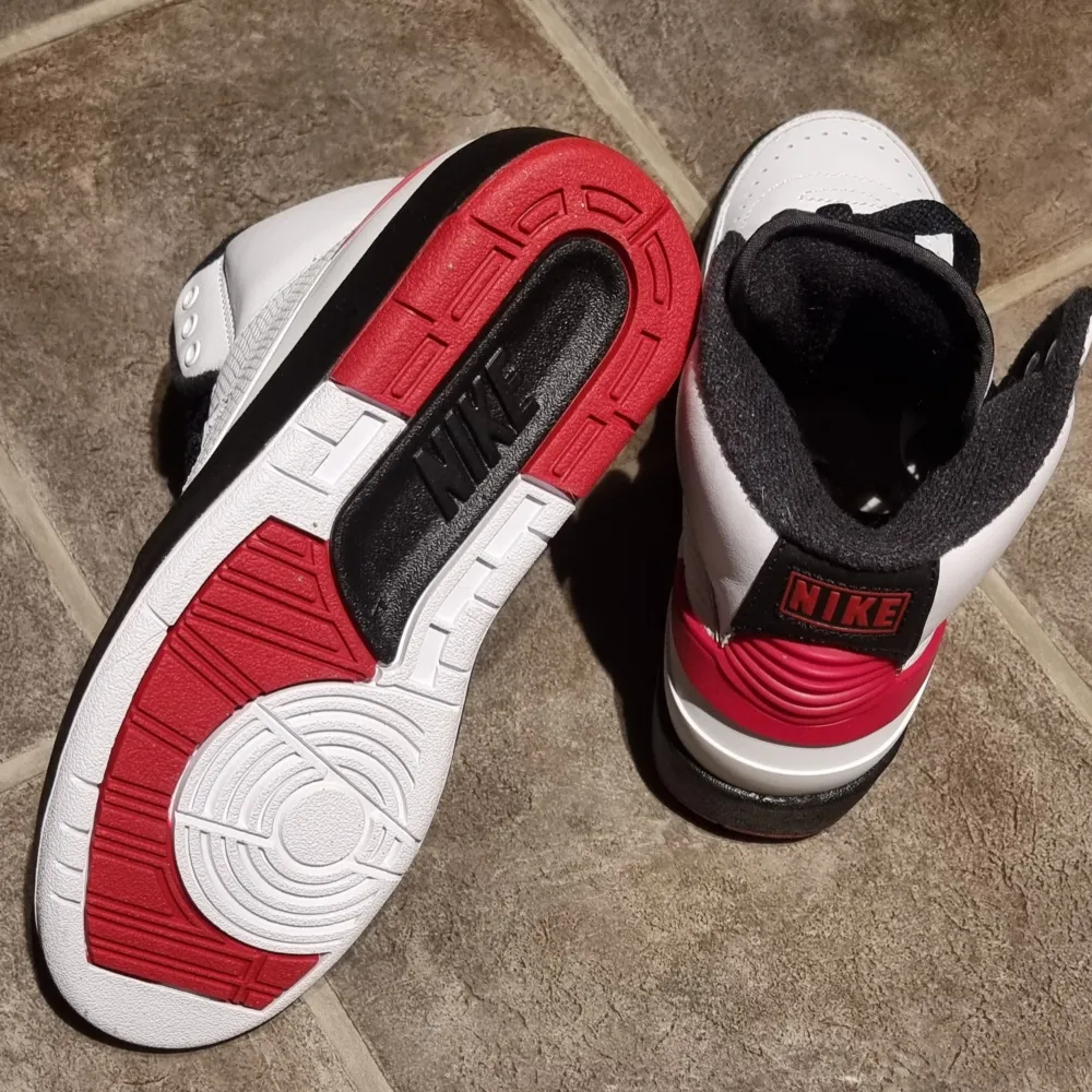 Asgrymma Nike Air Jordan 2 retro. Helt nya och oanvända med originalkartong.  Storlek 36. Kom med prisförslag OM DU HAR TÄNKT FULLFÖLJA KÖPET!. Skor.