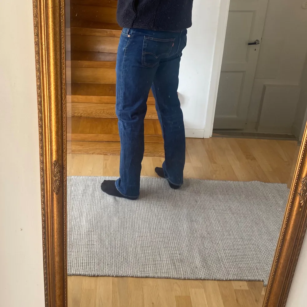 Helt oanvända Levis jeans som är riktigt snygga. En mörkblå ton. Köpta för 1299kr. . Jeans & Byxor.