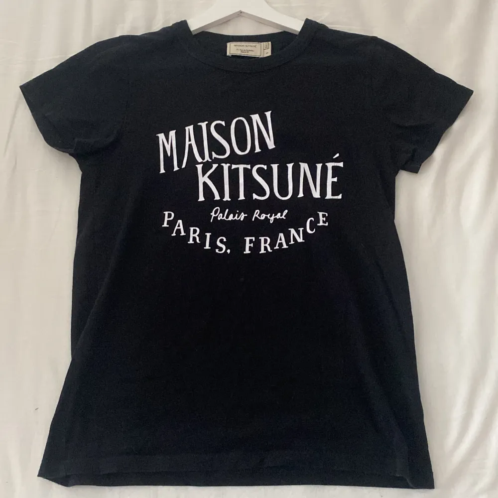 Säljer en svin fet och snygg maison kitsune t shirt i storlek small då den tyvärr inte passar. Superfint skick och kommer vara trendig och skön nu till våren och sommaren! Nypris 1000. Skriv vid intresse och frågor. T-shirts.