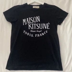 Maison Kitsune - Säljer en svin fet och snygg maison kitsune t shirt i storlek small då den tyvärr inte passar. Superfint skick och kommer vara trendig och skön nu till våren och sommaren! Nypris 1000. Skriv vid intresse och frågor