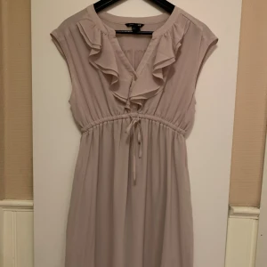 Mamma klänning - Jättefin lila mamma klänning i storlek S, använd 1 eller 2 gånger från HM Skriv gärna om du har några frågor💕  