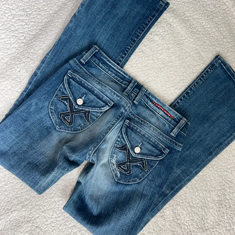 Så fina jeans med coola fickor bak i nyskick, storlek xs,  Innerbenslängd: 80 cm midjemått:35cm (x2) + mycket stretch, sträcker sig till ungefär 38 (x2) vill du köpa trycker du på köp nu, jag postar inom 24h. Jeans & Byxor.