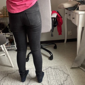 Högmidjade jeans  - Bra skick 
