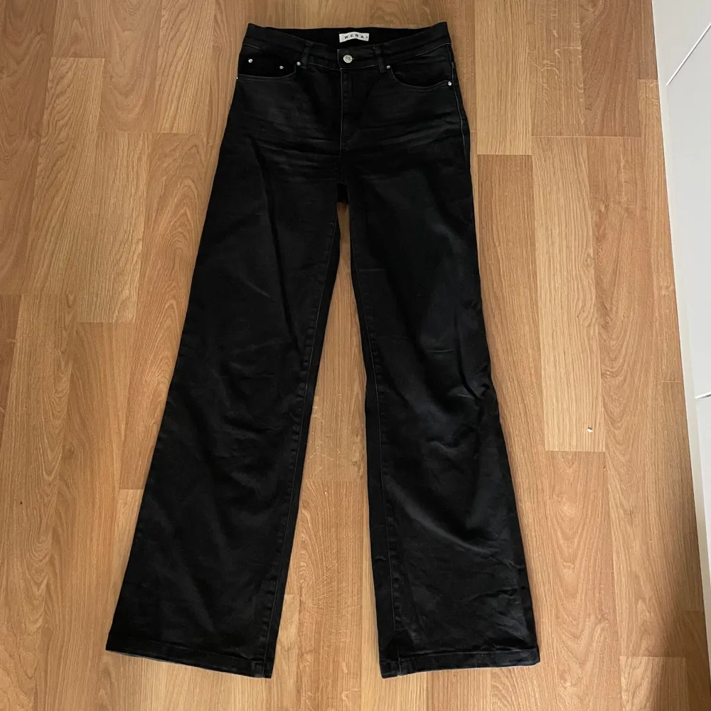 Vida jeans med medelhög midja från WERA. Sitter snyggt och har fint fall. Jeans & Byxor.