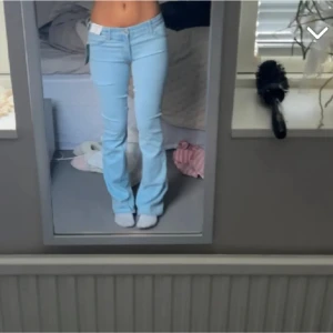 Lågmidjqde jeans - Super fina jeans från hm, bootcut och lågmidjqde. Dom är 170 på barnavdelningen men passar xs/s  Midjemått: 36 cm  Innerbenslängd: 80 cm Små fläckar längst ner vid benen med inget som märks💕kom privat för bild