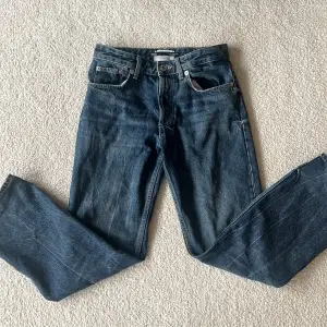 I storlek 36, midwaist:) Jätte fina på, men har tröttnat på dem💙Straight/bootcut