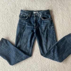 Zara jeans👖 - I storlek 36, midwaist:) Jätte fina på, men har tröttnat på dem💙Straight/bootcut