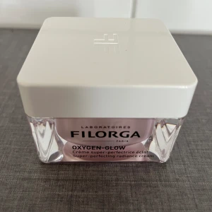 Filorga oxygen glow creme - Filorga oxygen glow creme inköpt på Kicks 27/3 . Tyvärr passar inte denna min hud alls, endast provad 2gånger sedan inköpt. Nypris i butik 424kr.  Superperfekterande lyster-creme. Slätar ut – Jämnar ut – Ger volym – Dränerar. Arbetar på trött hud