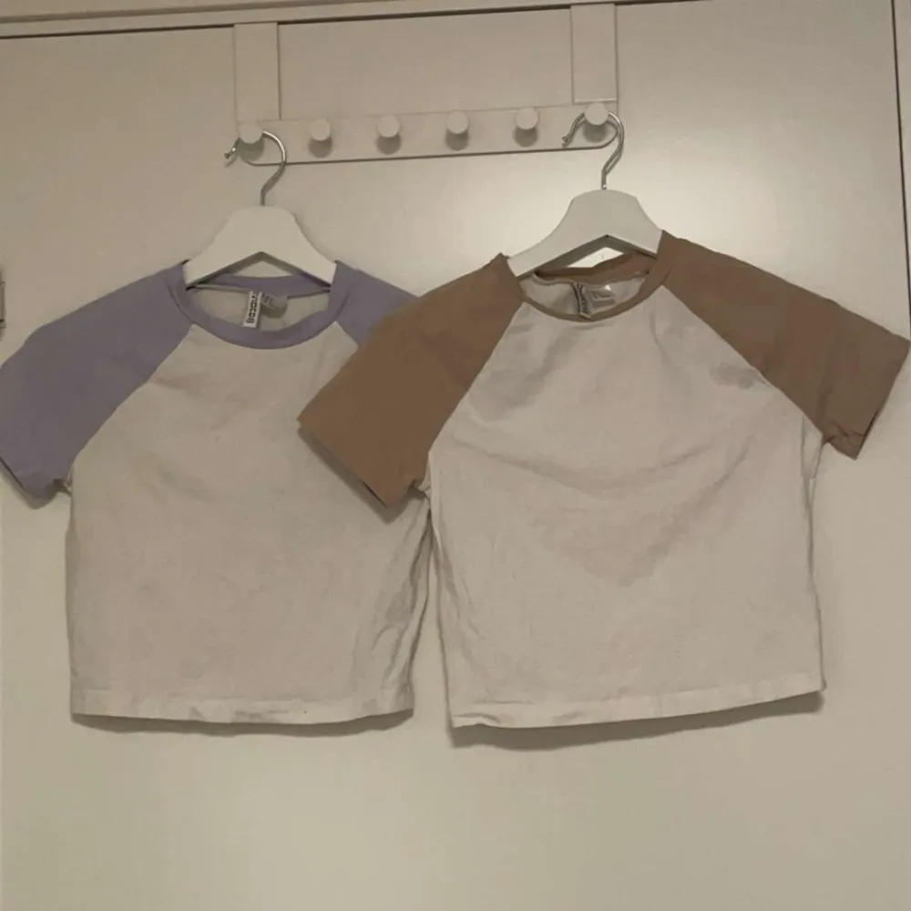 Säljer dessa 2 tröjor från h&m. Använda få ggr. 1 för 50. 2 för 100💛. T-shirts.