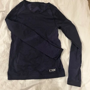 ICIW träningtröja - Säljer denna marinblåa träningströjan ifrån ICIW i storlek XS. Pris: 100kr💞