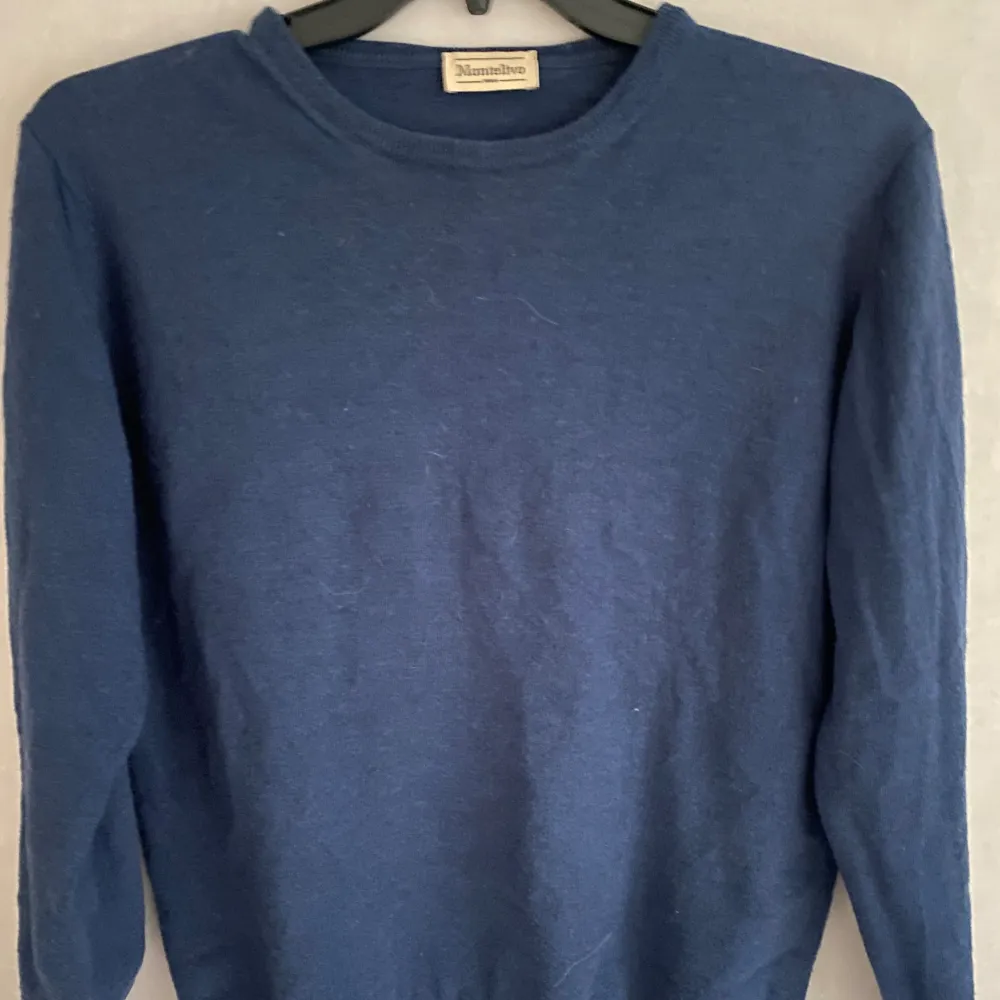 Säljer denna mörkblåa tröjan eftersom jag inte använder den. . Tröjor & Koftor.