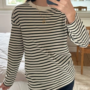 Randig tröja - Superfint randig långärmad tröja från Gina tricot💕inga defekter då den används ett fåtal gånger!