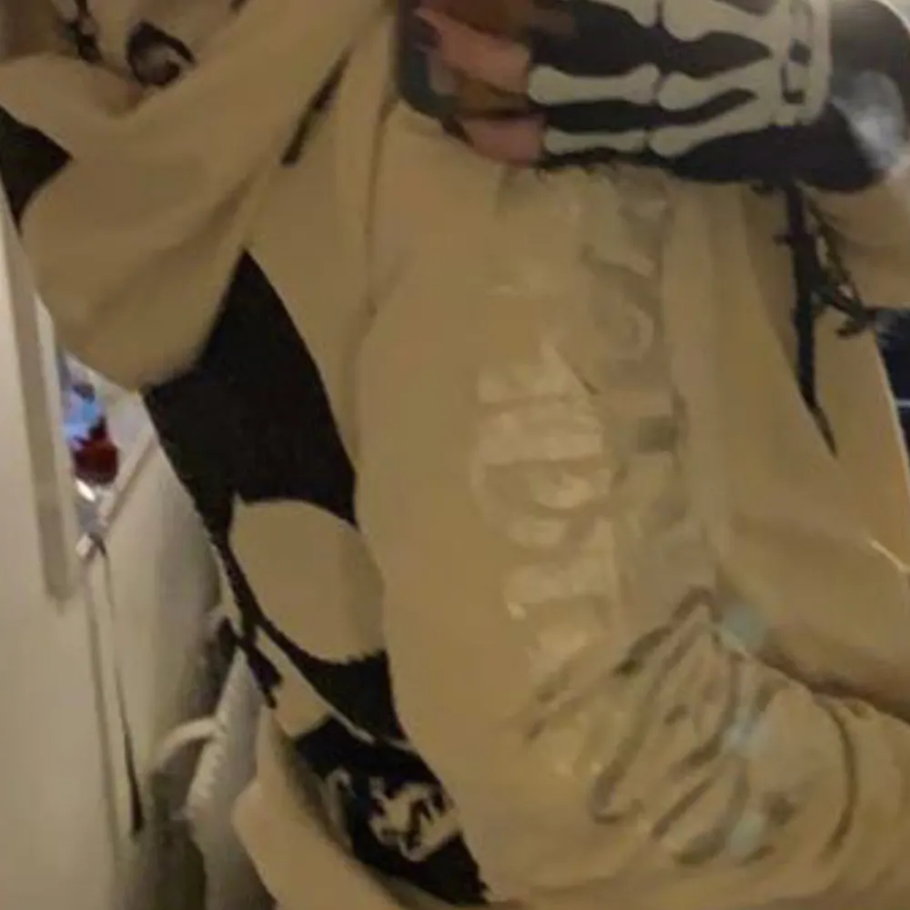 jätte fin edhardy kofta, nyskick, köpt i edhardy store i dubai. Nypris är 2000kr ungefär . Neuletakit & Villapaidat.