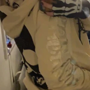 Edhardy zipupp  - jätte fin edhardy kofta, nyskick, köpt i edhardy store i dubai. Nypris är 2000kr ungefär 