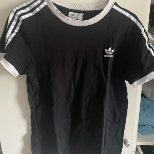 T-shirt - Tröja från adidas. Katt finns i hemmet. 