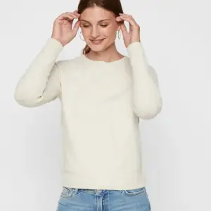 En beige tröja från vero moda. I storlek m men passar s då den är liten u storlek. Den är ganska nopprig ( ungefär som i bild 2 ) och därför är den ganska billig.