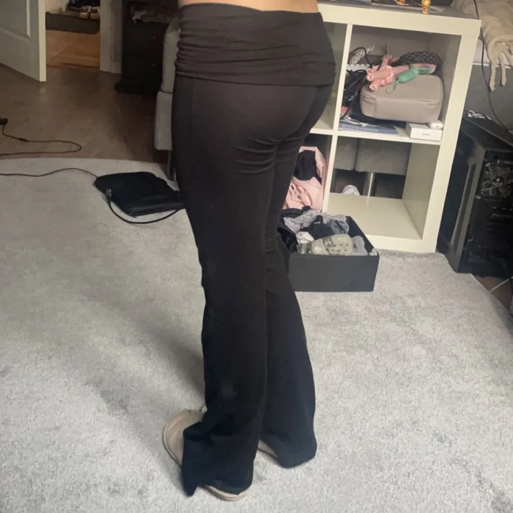 Svarta yoga pants som är skit snygga men använder tyvärr inte längre!❤️ passar mig som brukar ha xs och som är 160cm lång💗. Jeans & Byxor.