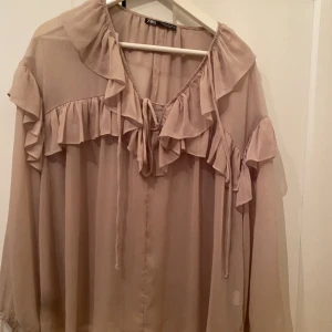 Blus zara  - Helt Slutsåld blus från zara, aldrig använd, super fin o trendig, perfekt till sommaren