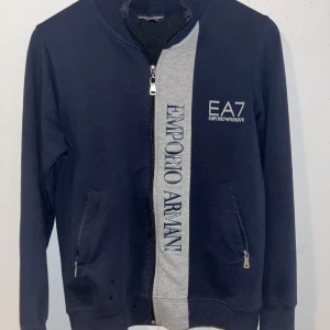Mörkblå EA7 kofta - Storlek XS Använt fåtal gånger   