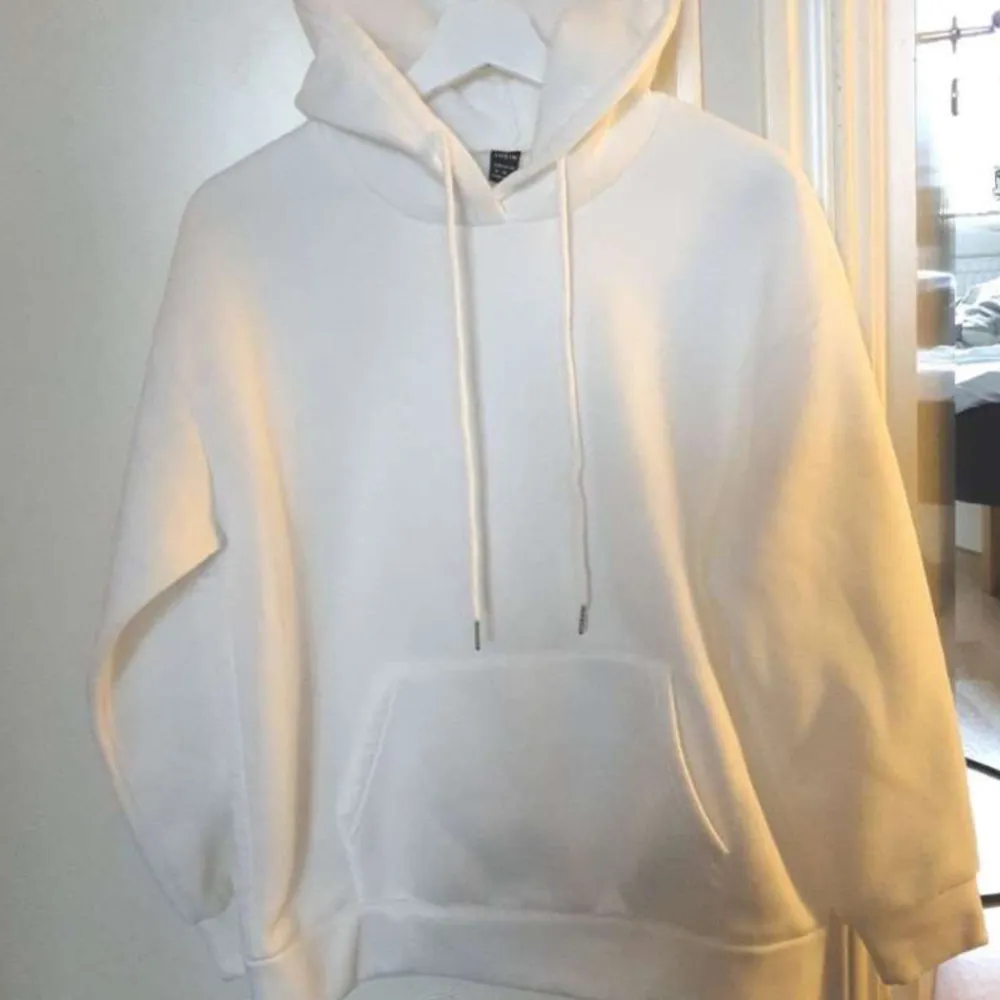 Vit hoodie, använd få tal gånger, fint skick, storlek 38. . Hoodies.