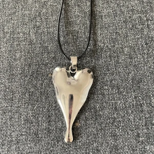 Halsband  - Nytt stort hjärt halsband med läderrem 