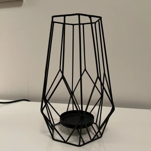 Ljusstake  - Säljer en svart ljusstake. Aldrig använd. 