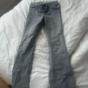 Säljer dessa gråa jeans pga att dom inte kmr till användning. Köpta från Gina
