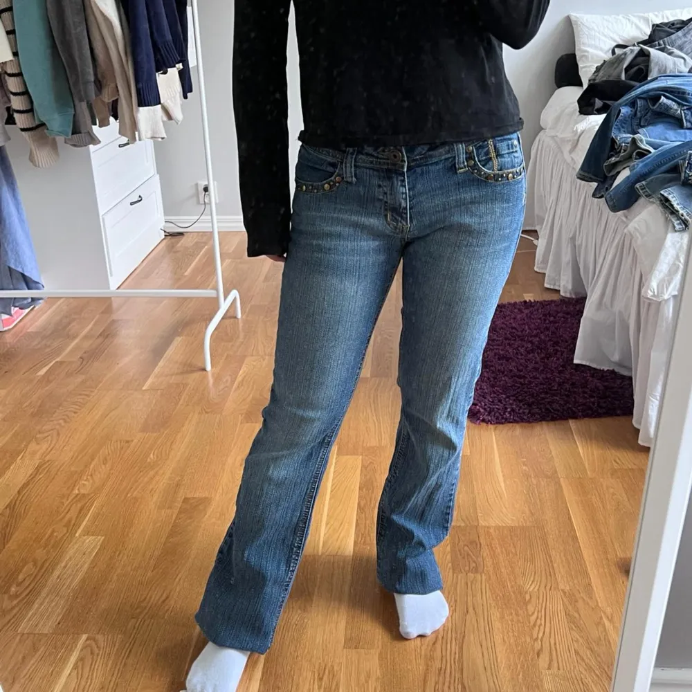 Bootcut Jeans i Lowrise modell💓. Är 38cm rakt över midjan och 77cm innerbenslängd.   Modellen är 158 cm lång✨️ Frågor och funderingar är varmt välkomna 😇 S11 24. Jeans & Byxor.