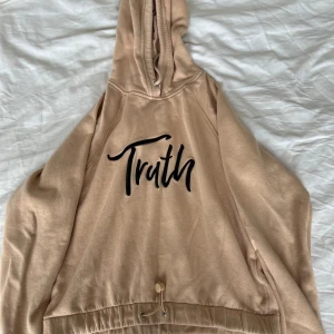 hoodie med print  - observera att den är lite nopprig, ananrs har den inte används på nästan två år, därför den säljs. kontakta för frågor🥰!