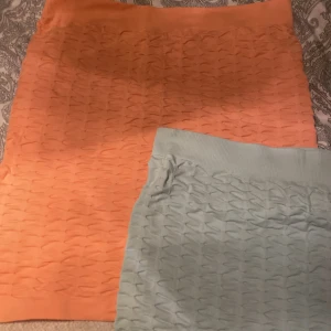 2 kjolar - två kjolar ingående i köpet, vet ej vart de är ifrån då jag fått de. finns ingen lapp på storlek men skulle säga M-L, stretchiga.