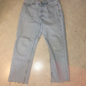 Baggy jeans  - Jätte fina byxor lite stora på mig.Det är  en liten lite fläck som inte går bort då det är lite nagellack men sen kommer jag också tvätta de innan jag skickar de.💗💗