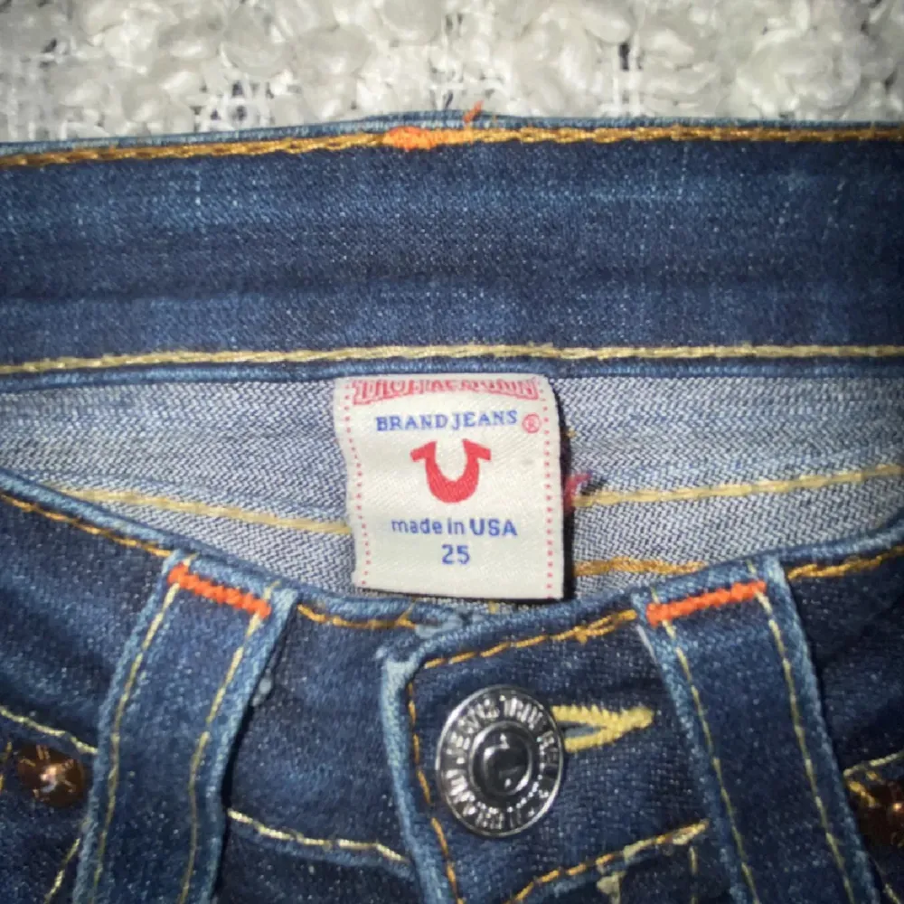 Super snygga jeans från true religion, bootcut. Storlek 25, lite långa på mig som är 167. Nyskick förutom att dragkedjan på gylfen är lite krånglig men den funkar💕. Jeans & Byxor.