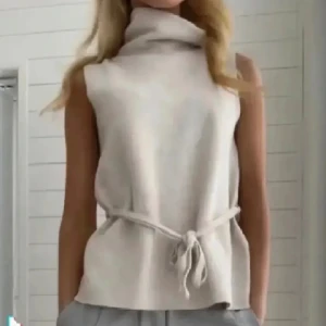 Söt topp  - Säljer denna söta toppen från Zara då den aldrig kommit till användning. 