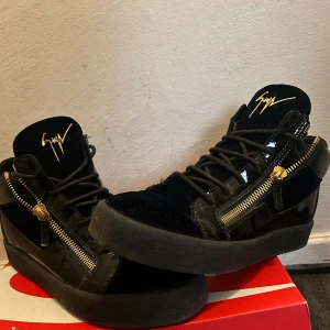 Giuseppe Zanotti skor  - Nyskick  Storlek 44 Från farfetch nypris ca 7000  Först till kvarn