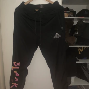 Chris Brown black pyramid - Byxor av Chris Browns kända märken Black Pyramid. Svåra att få tag i. Köpta vid release. Perfekt för någon som vill sticka ut lite extra. Även för de som gillar artisten. Går inte stänga fickor.  Storlek : Medium Fraktas eller hämtas i Västerås