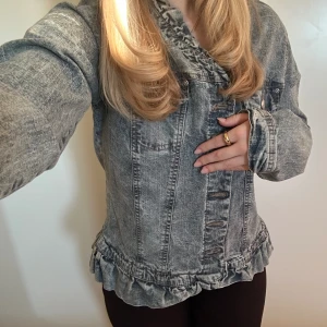 Snygg jeansjacka med volanger  - Storlek 44 men sitter snyggt oversized på mig som brukar ha s