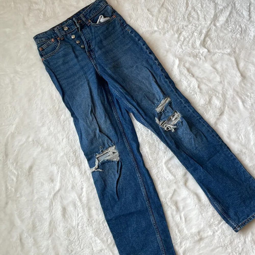 Mörblå jeans med hål, knappt använda.. Jeans & Byxor.