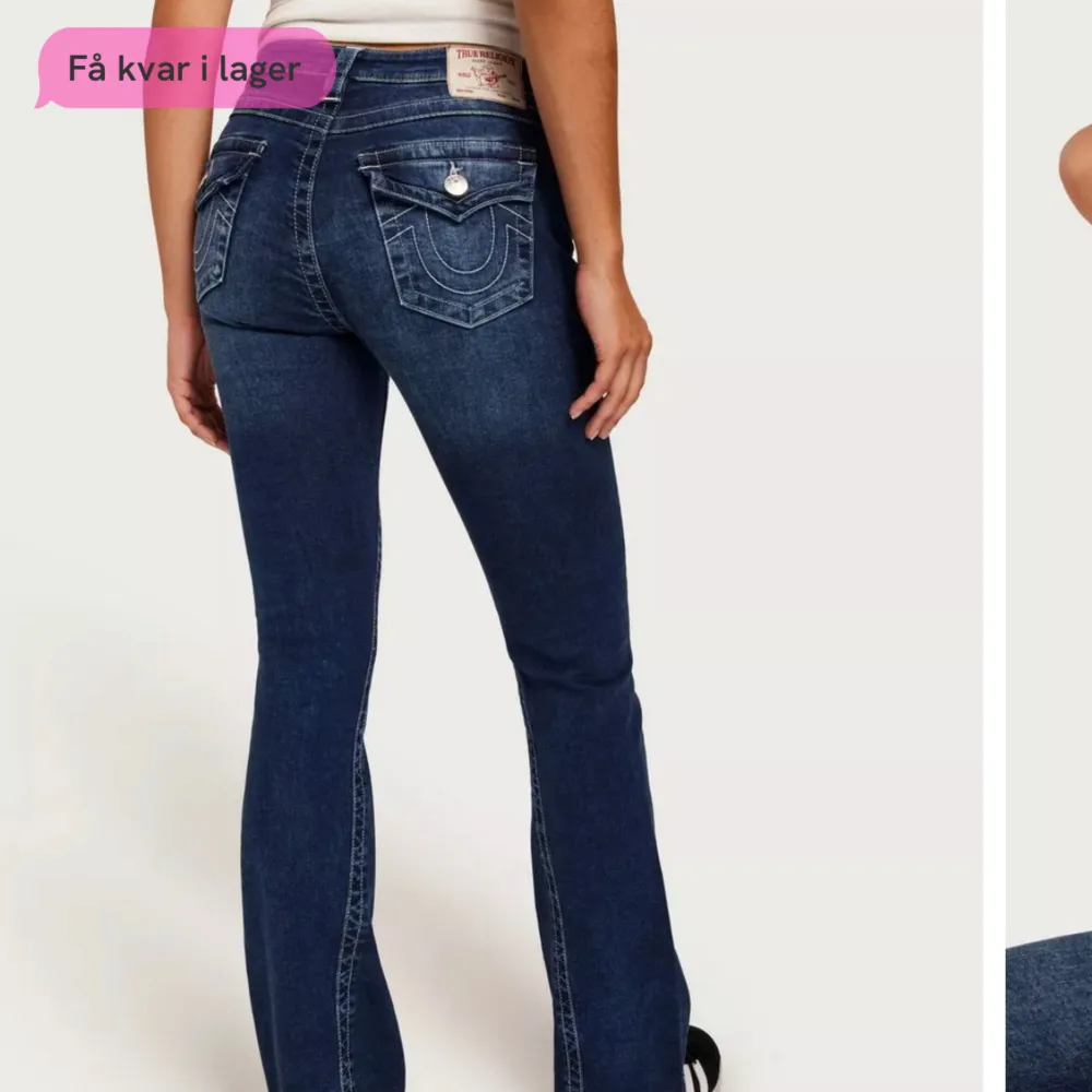 Mörkblåa true religion jeans med bootcut, köpte nya från Nelly.com, nypris 1499kr🩷 Jättebra/nyskick . Jeans & Byxor.