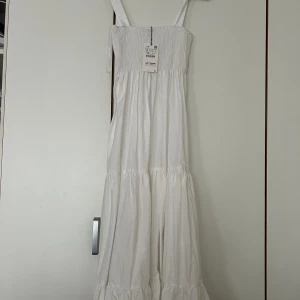 Oanvänd vit lång klänning zara💕 - Oanvänd fin sommarklänning, når ner till fötterna💕