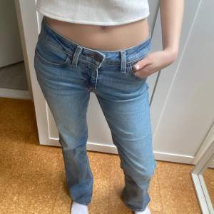 super snygga levis jeans i nyskick, har använt de någon gång bara 🥰 säljer pga att jag vill köpa i en mindre storlek 