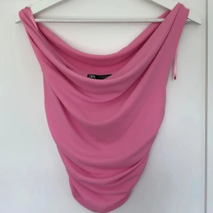 Zara topp - Säljer denna somriga toppen från zara💗 oanvänd